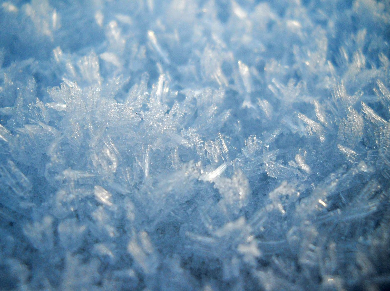 Мелкий лед на воде. Кристаллы льда. Кристаллы снега. Ледяные Кристаллы. Текстура льда.